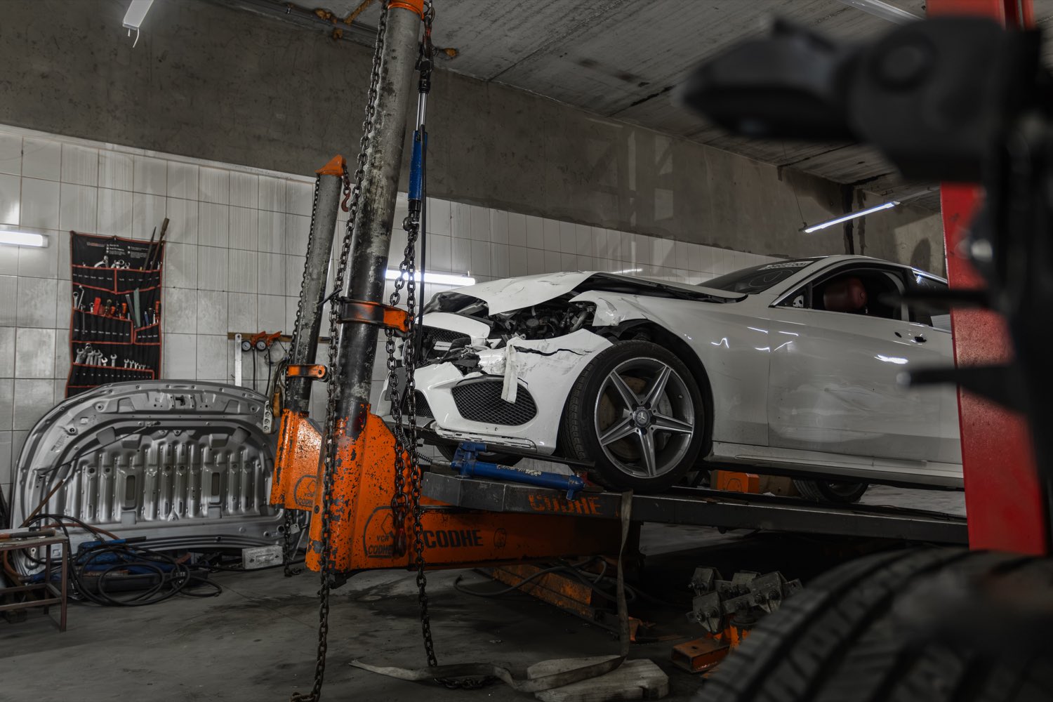 Автомобіль зафіксований на стапелі в кузовному цеху